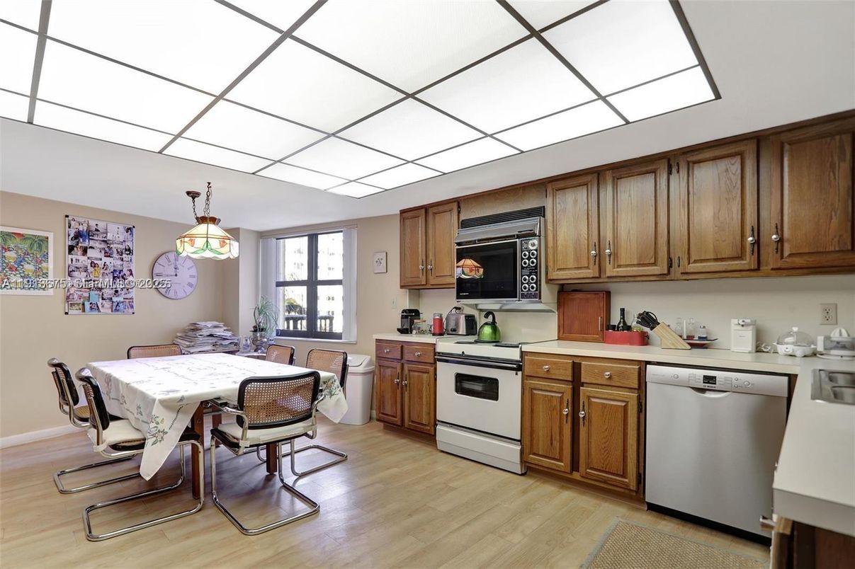 Dining room, Interior, Kitchen, Pendant Lights, Stainless Steel Appliances, Wood Texture Flooring