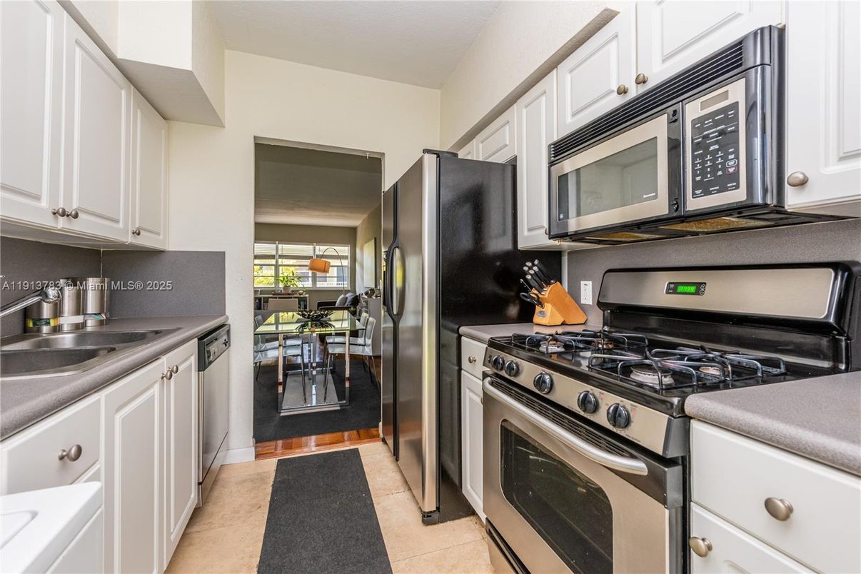 Dining room, Interior, Kitchen, Stainless Steel Appliances