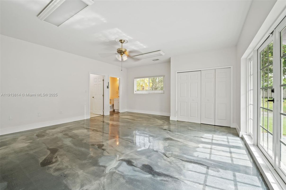 Empty room, Interior