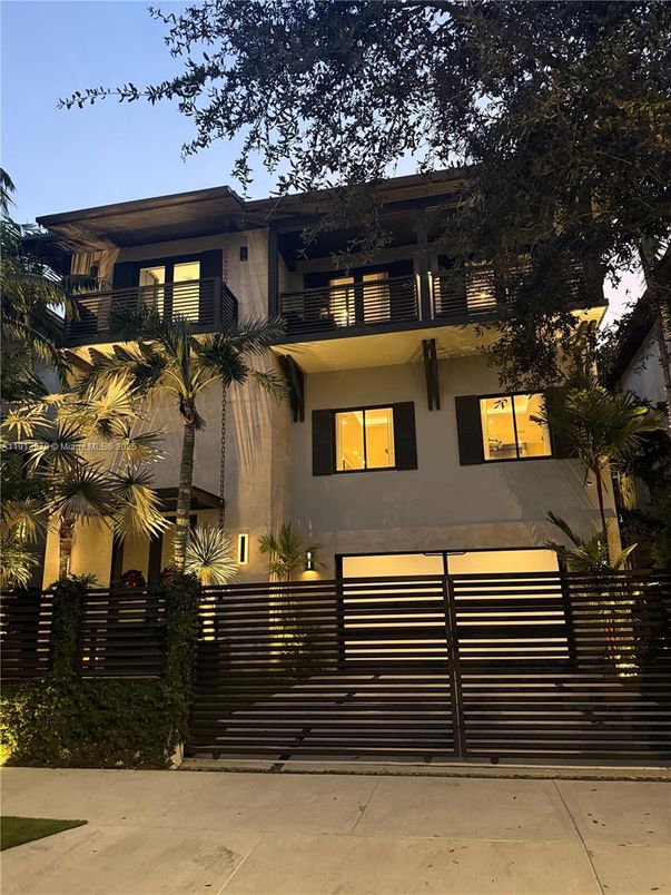 Exterior, Facade, Modern