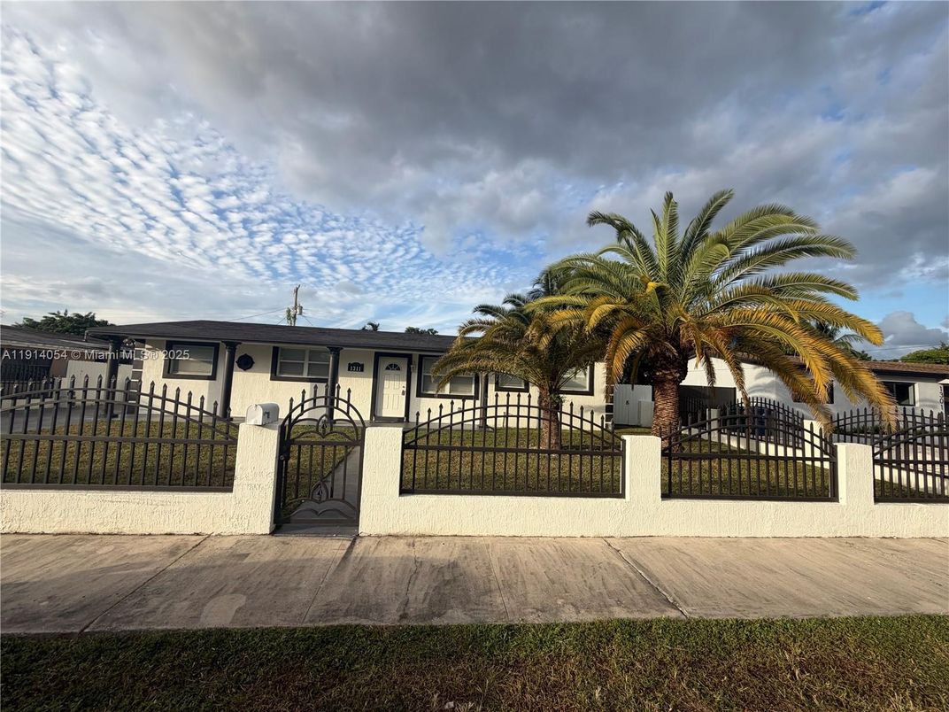 Exterior, Facade, Ranch