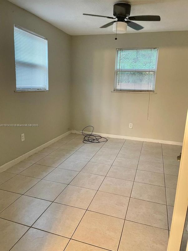 Empty room, Interior