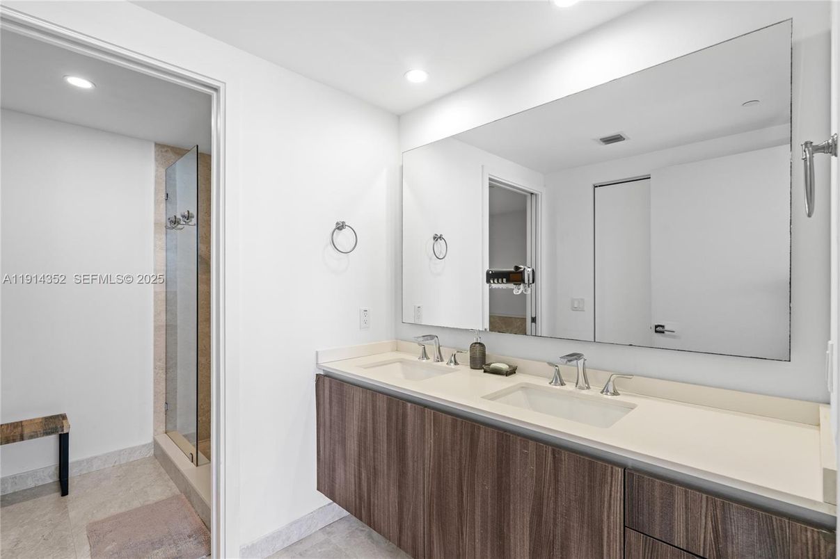 Bathroom, Dual Sink Vanities, Interior, Recessed Lighting