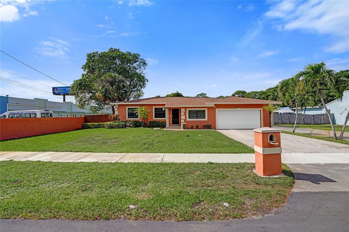 Attached, Exterior, Facade, Ranch