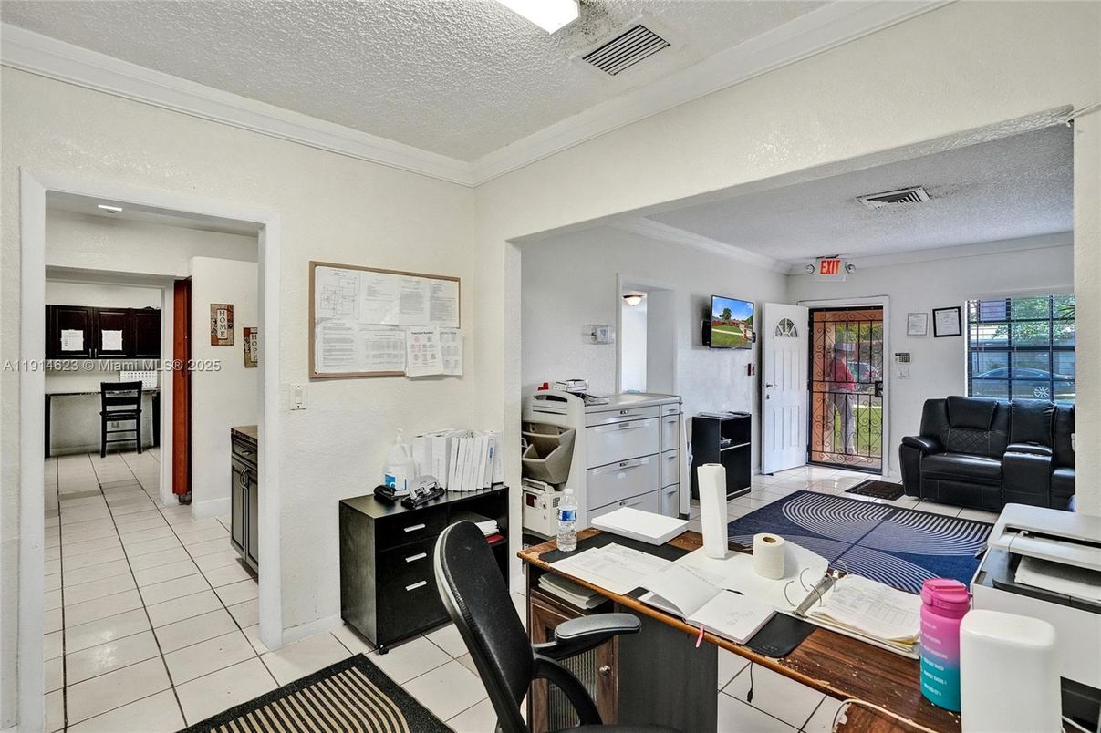 Home Office, Interior