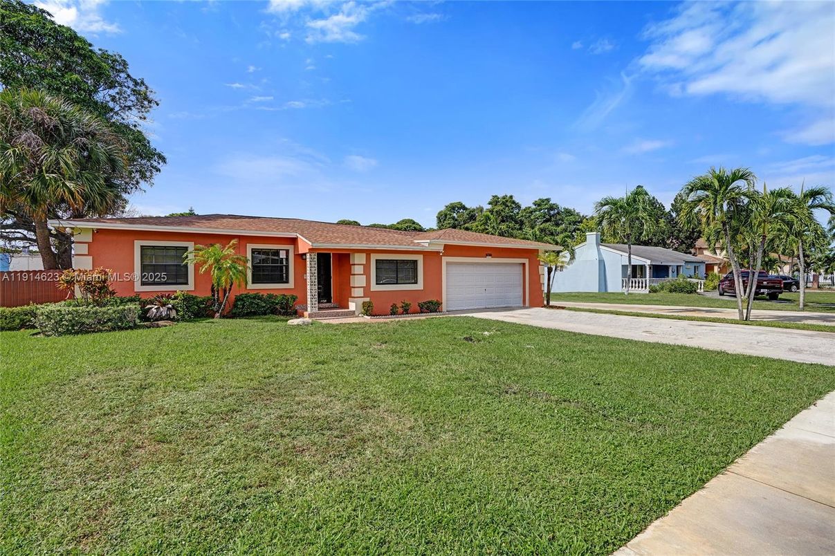 Attached, Exterior, Facade, Ranch