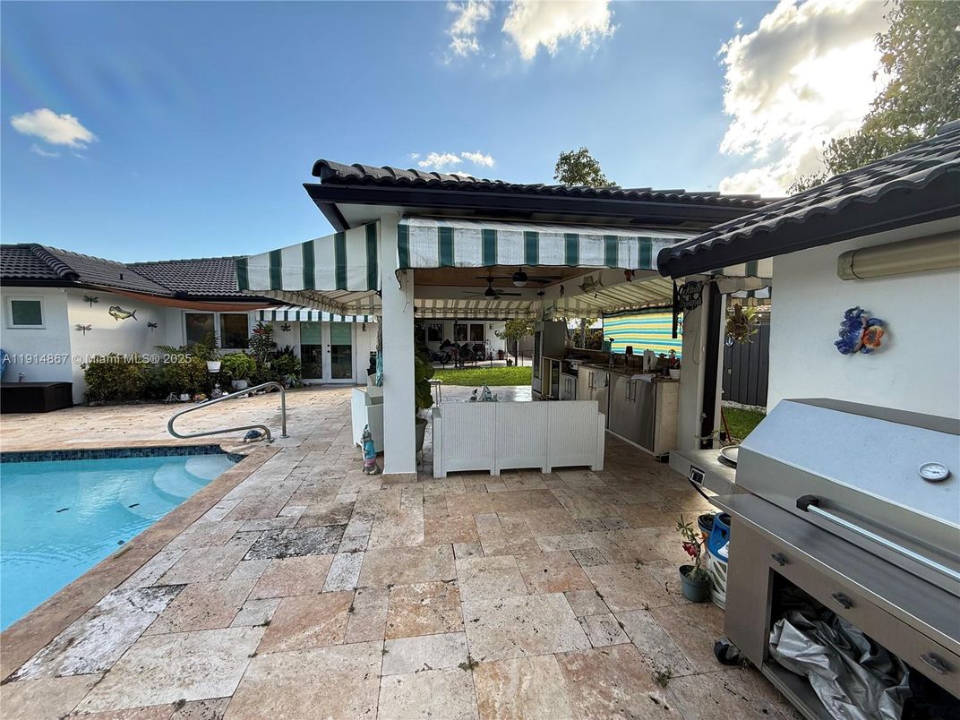 Exterior, Outdoor Kitchen, Pool
