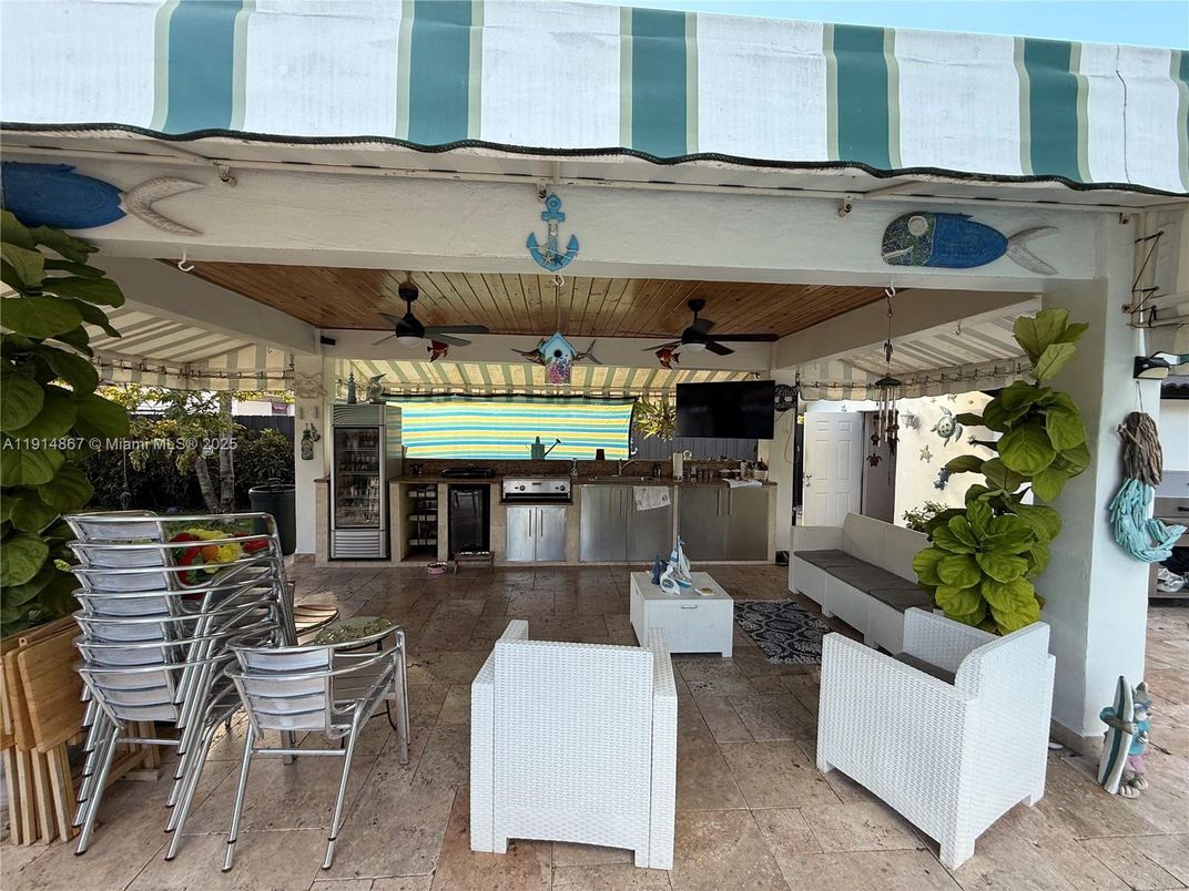 Exterior, Outdoor Kitchen