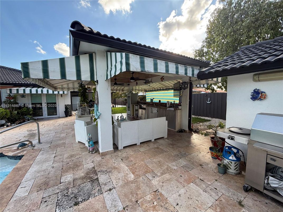 Exterior, Outdoor Kitchen