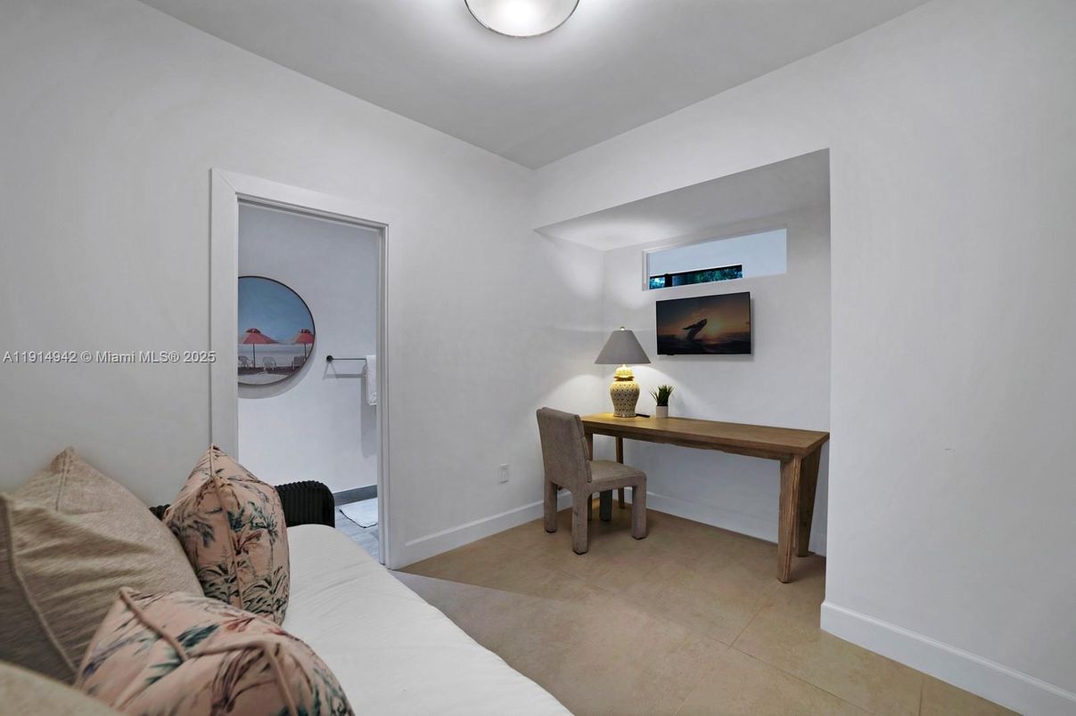 Home Office, Interior