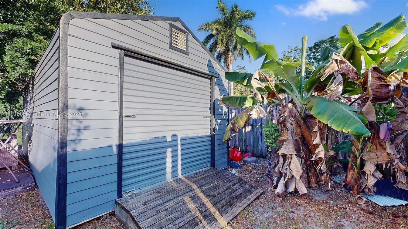 Detached Garage, Exterior