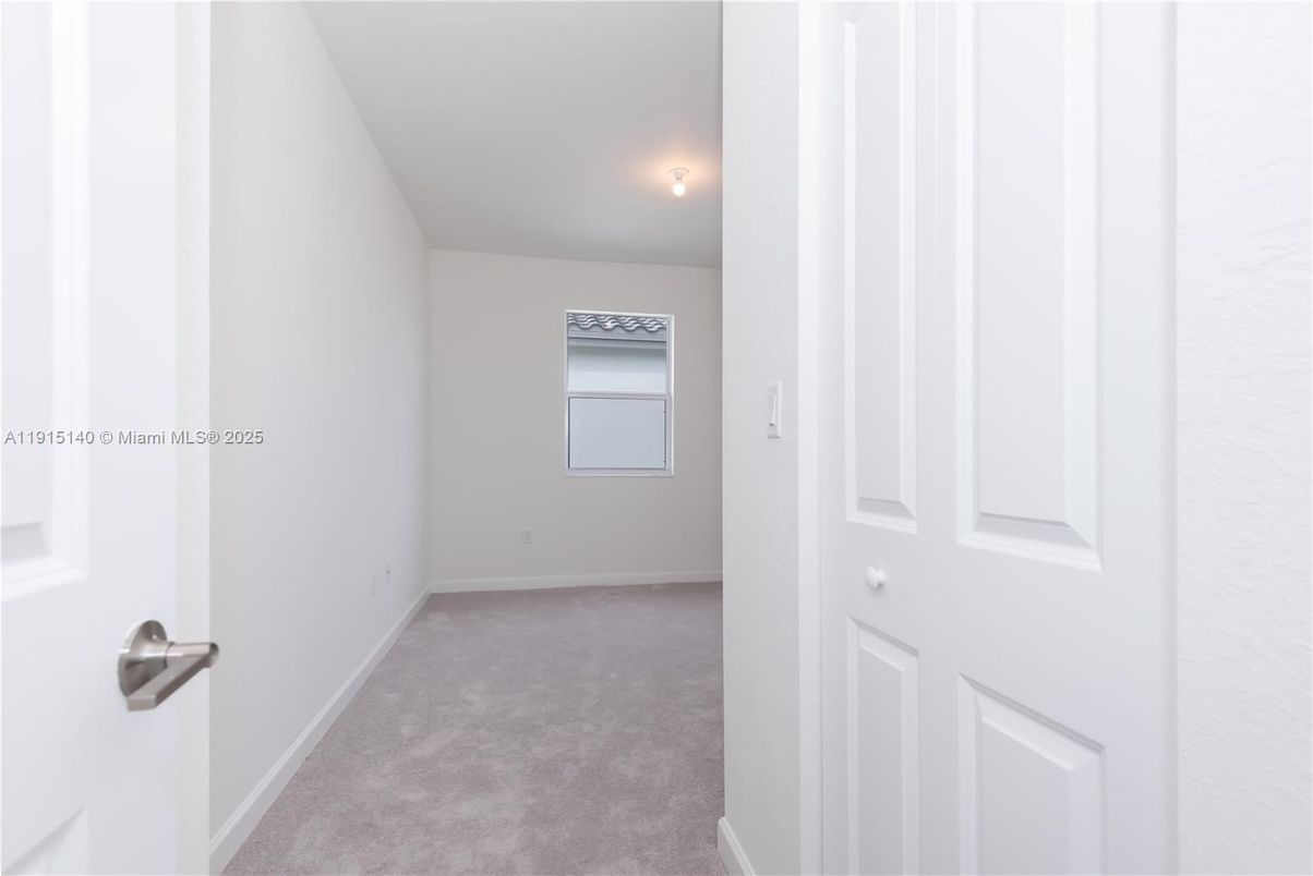 Empty room, Interior