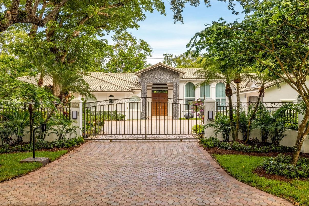 Exterior, Facade, Mediterranean