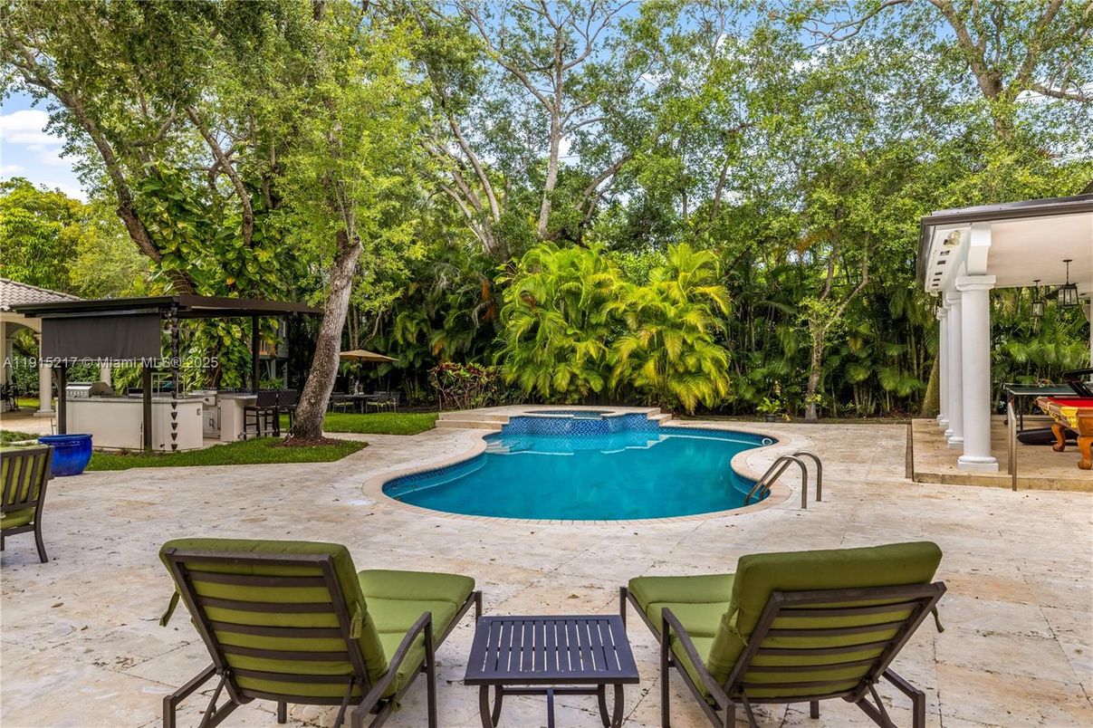 Exterior, Outdoor Kitchen, Pool