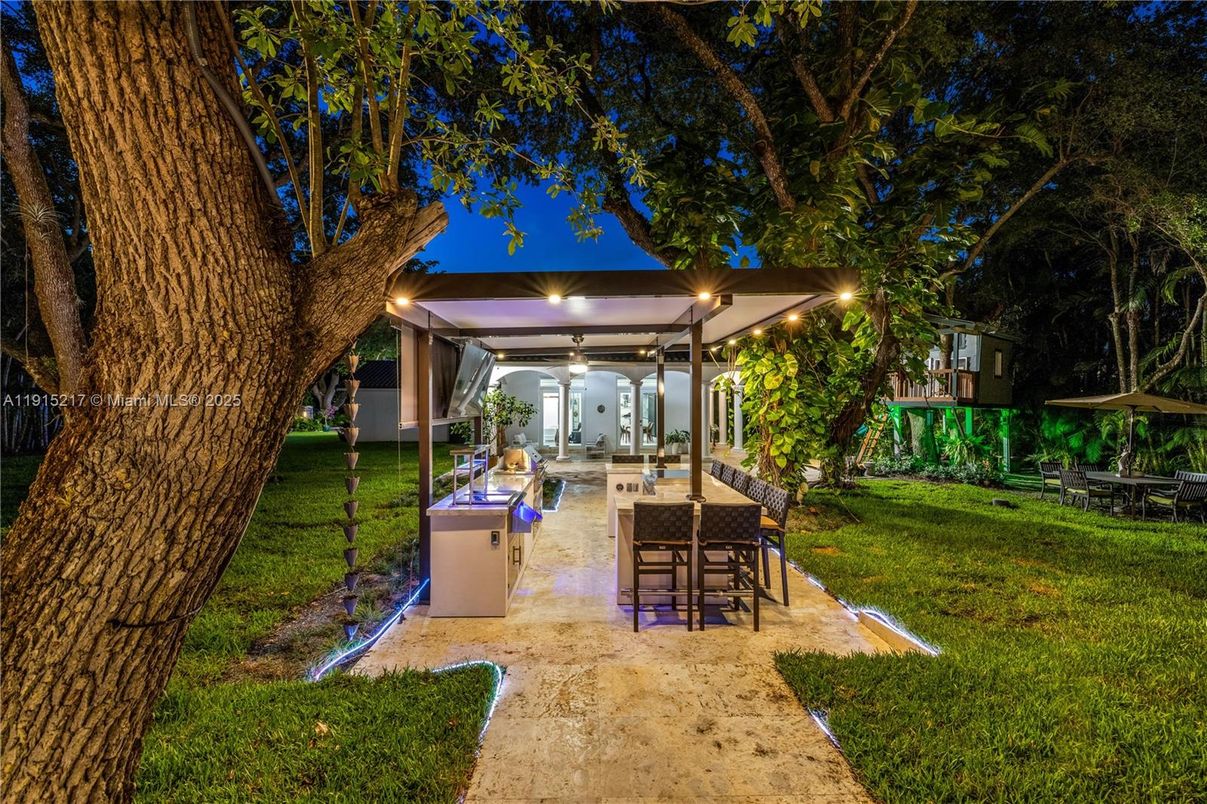 Backyard, Exterior, Outdoor Kitchen