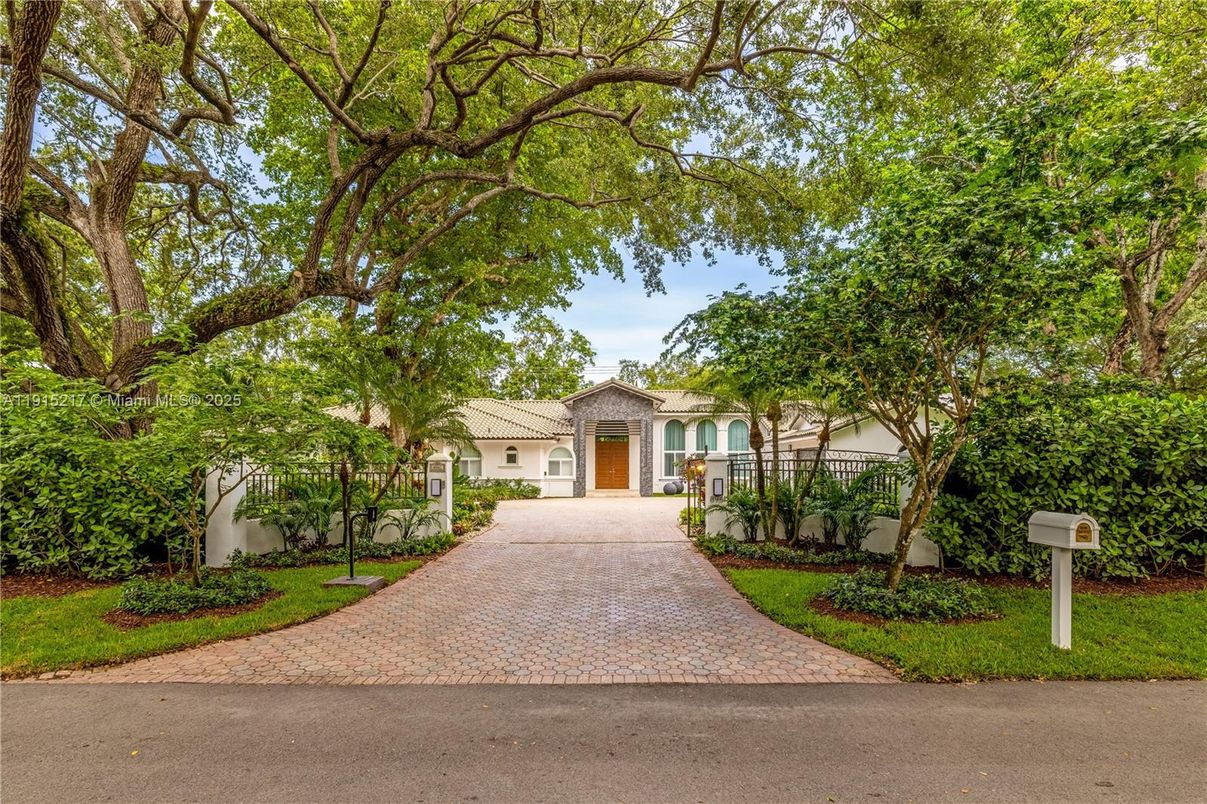 Exterior, Facade, Mediterranean