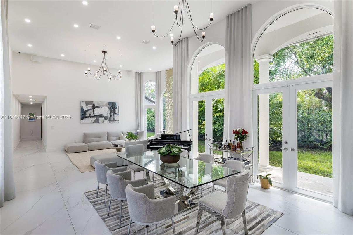 Chandelier, Dining room, Interior, Marble, Pendant Lights, Piano, Recessed Lighting