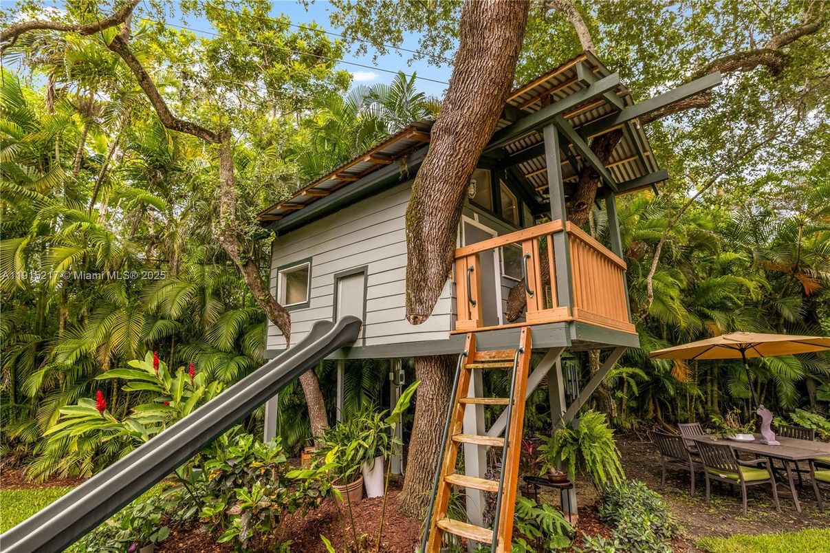 Detached Garage, Exterior