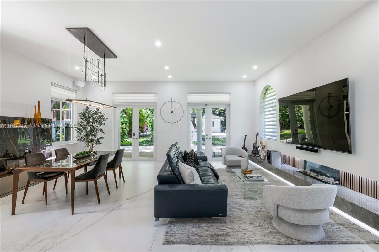 Dining room, Interior, Living room, Marble, Pendant Lights, Recessed Lighting