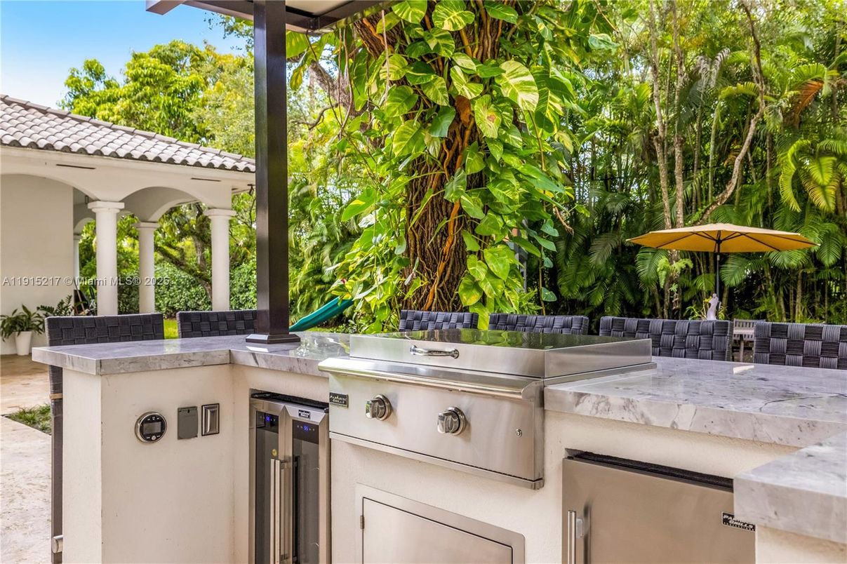 Exterior, Outdoor Kitchen