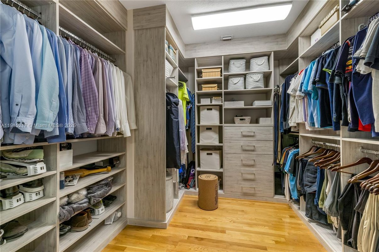 Interior, Walk-in Closets, Wood Texture Flooring