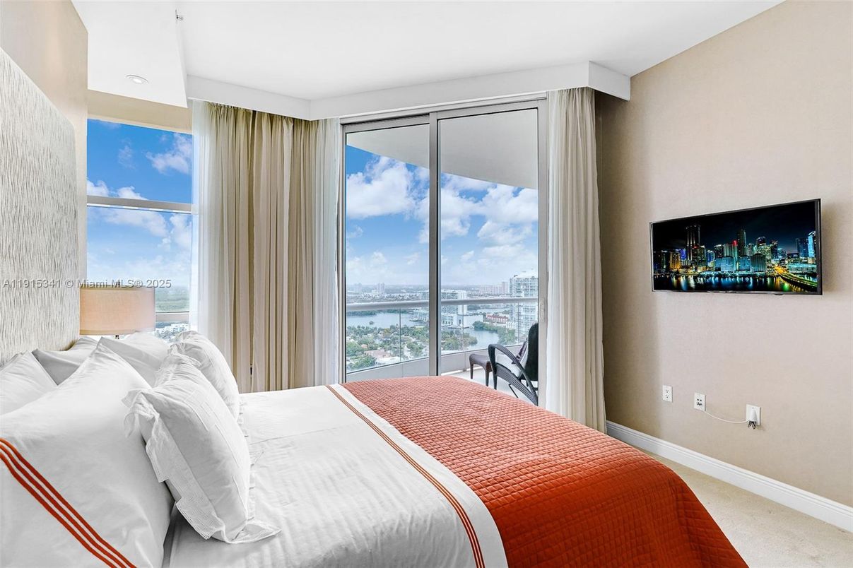 Bedroom, Interior, Recessed Lighting, Water