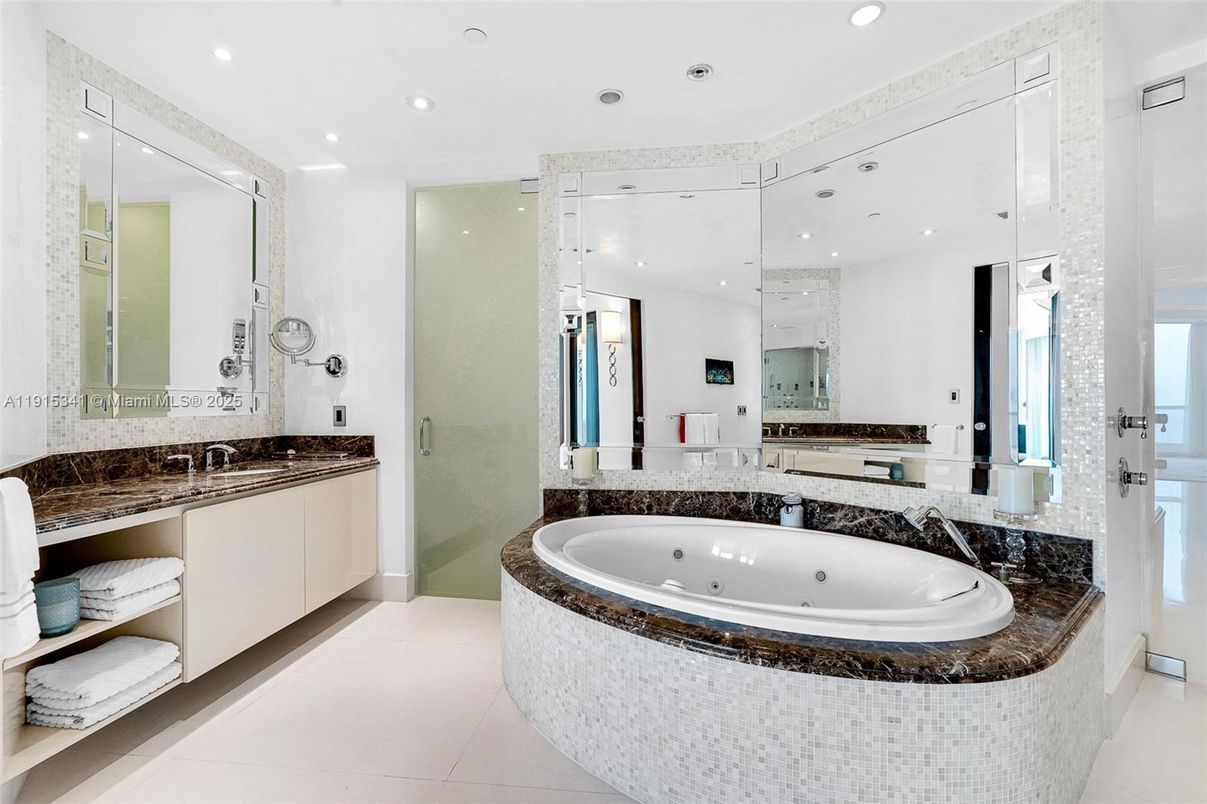 Bathroom, Interior, Recessed Lighting