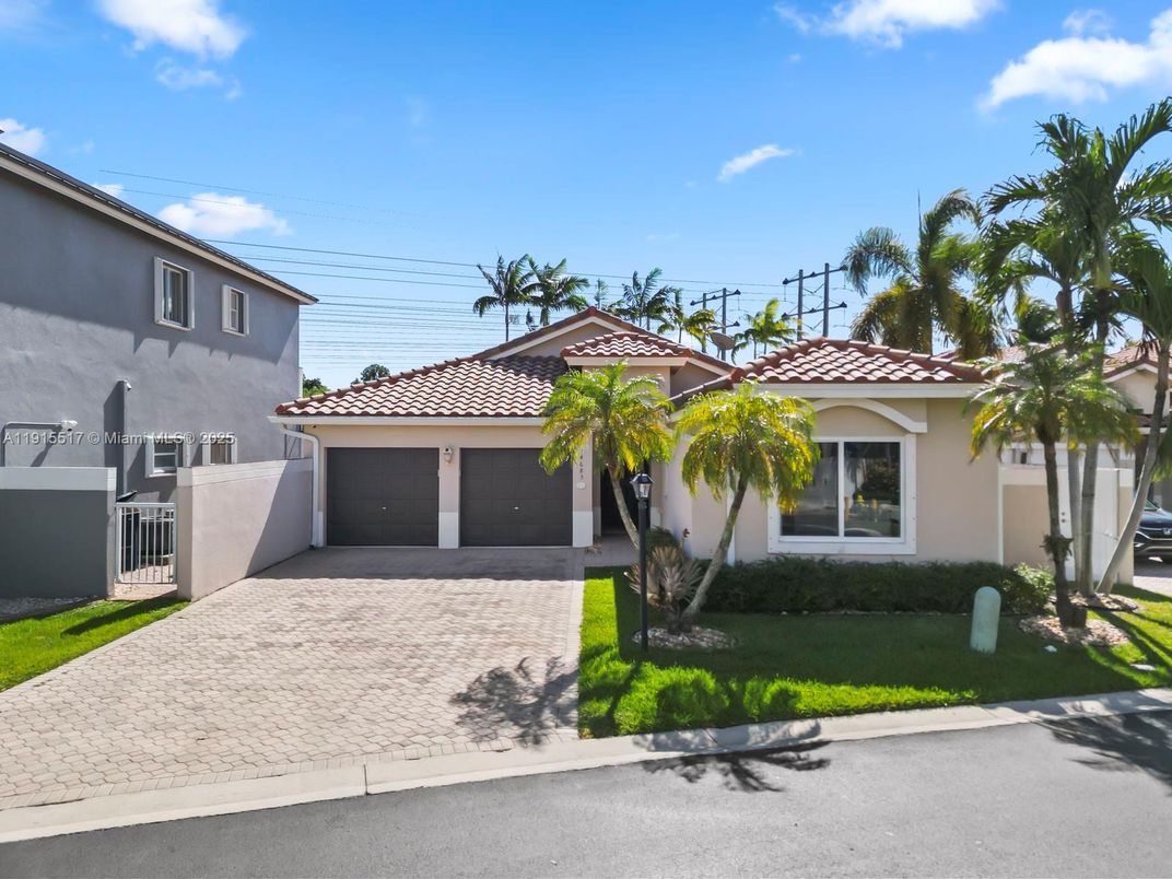 Attached, Exterior, Facade, Mediterranean