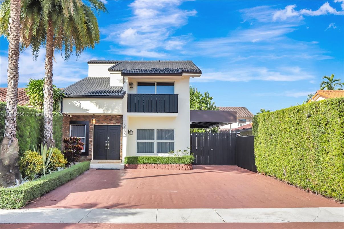 Exterior, Facade, Mediterranean