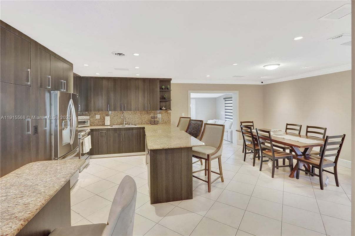 Dining room, Interior, Kitchen, Recessed Lighting, Stainless Steel Appliances
