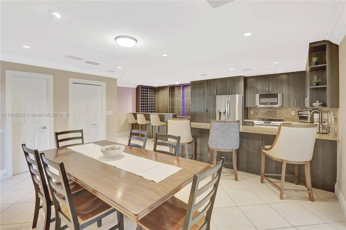 Dining room, Interior, Kitchen, Recessed Lighting, Stainless Steel Appliances