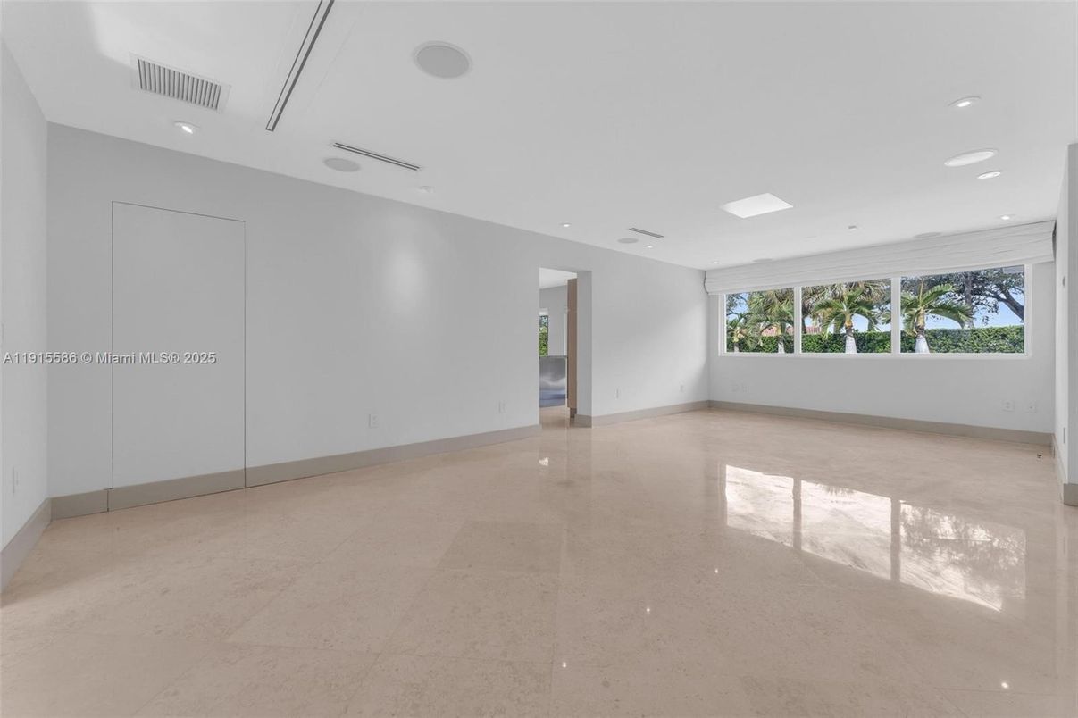 Empty room, Interior, Recessed Lighting