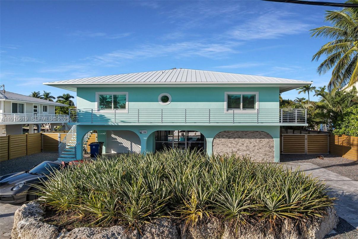 Exterior, Facade, Raised Ranch