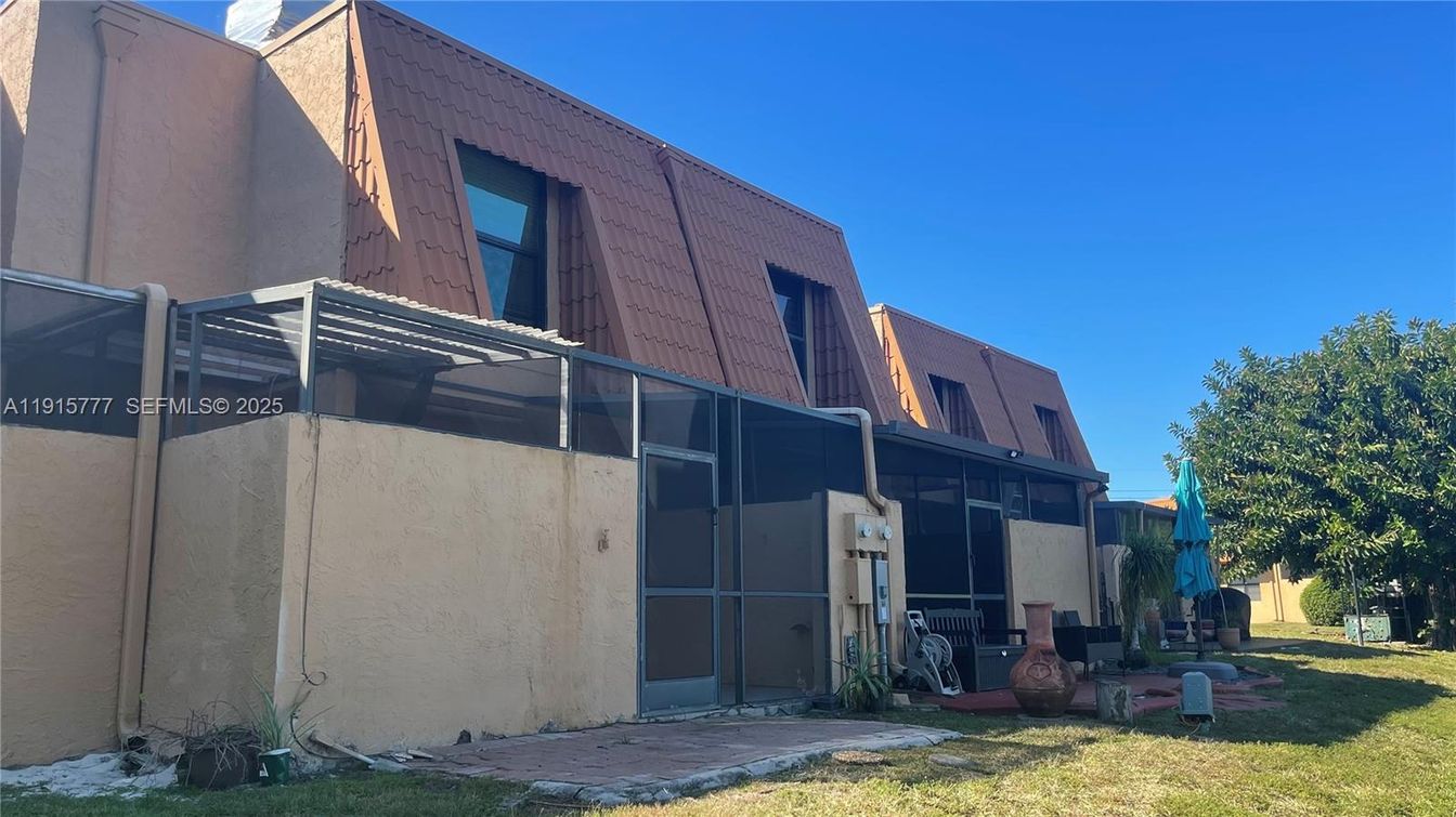 Backyard, Exterior, Facade, Highrise