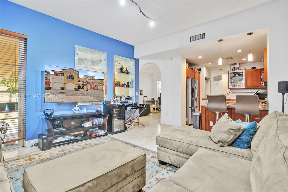 Interior, Kitchen, Living room, Pendant Lights, Recessed Lighting, Stainless Steel Appliances