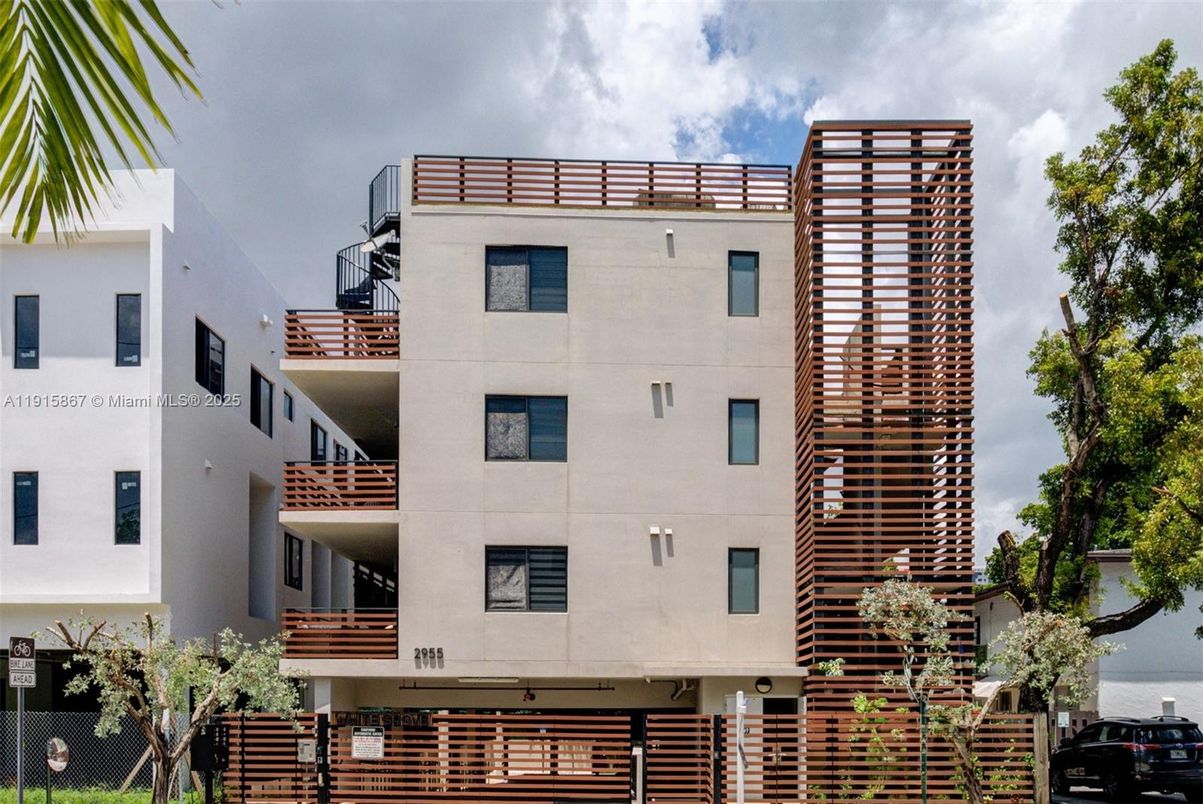 Exterior, Facade, Modern