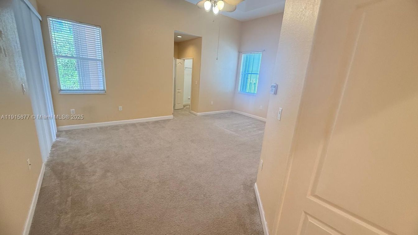 Empty room, Interior