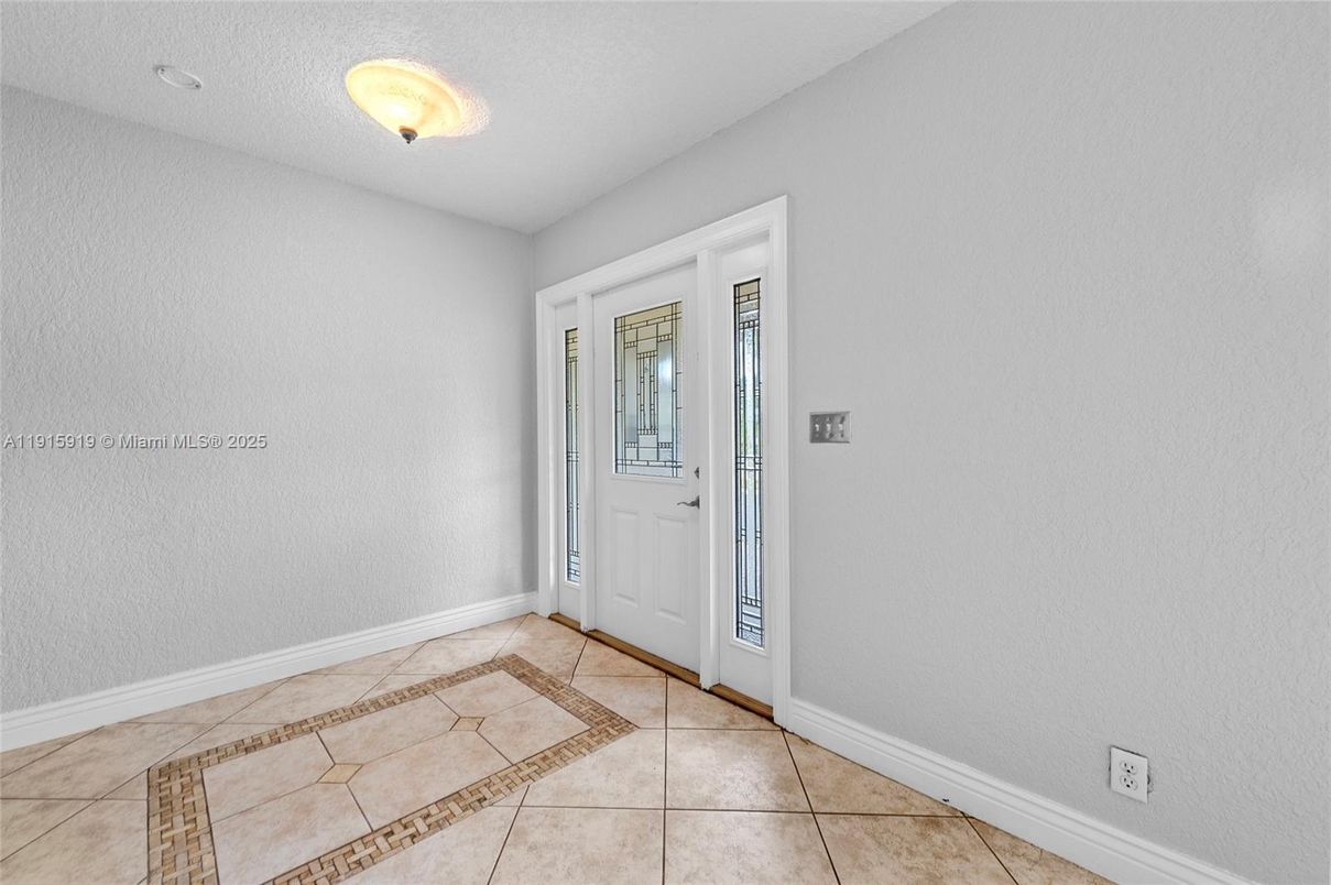 Empty room, Interior