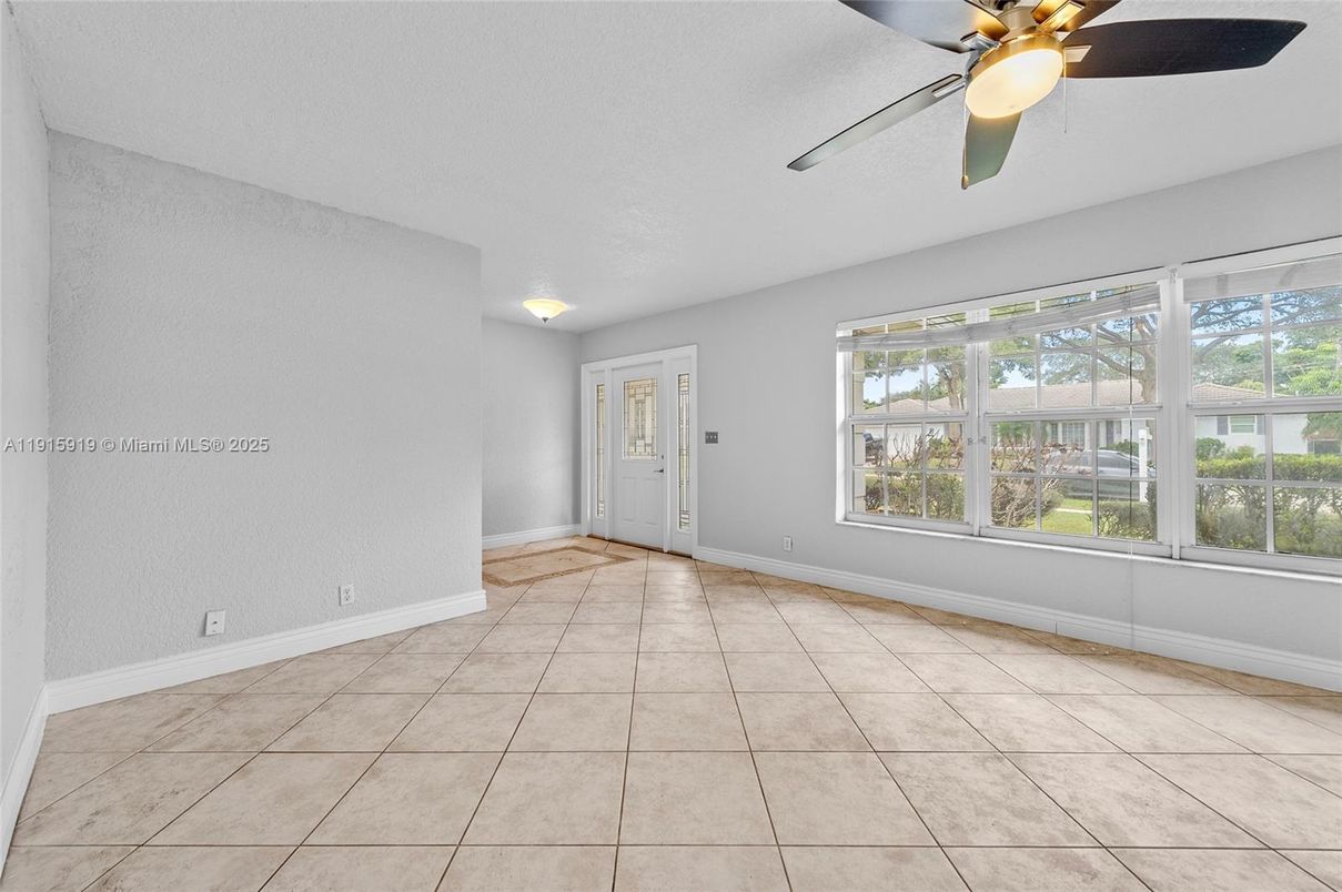 Empty room, Interior