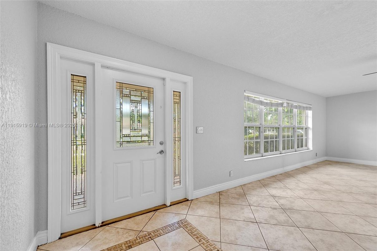 Empty room, Interior