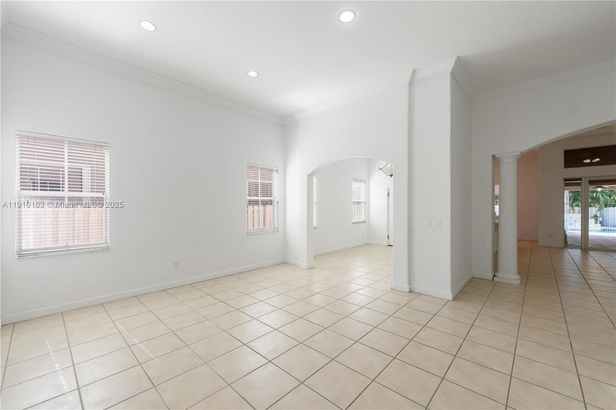 Empty room, Interior, Recessed Lighting