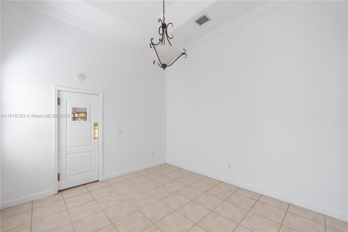 Empty room, Interior