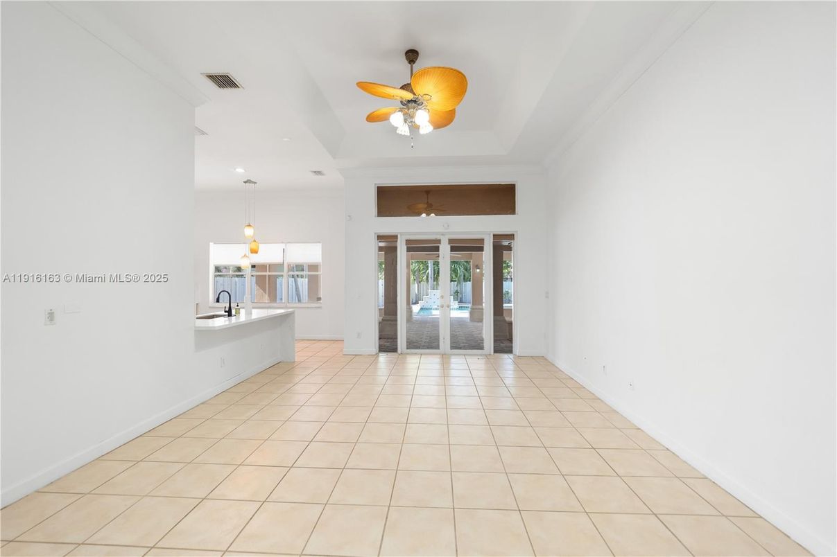 Chandelier, Empty room, Interior, Pendant Lights, Recessed Lighting