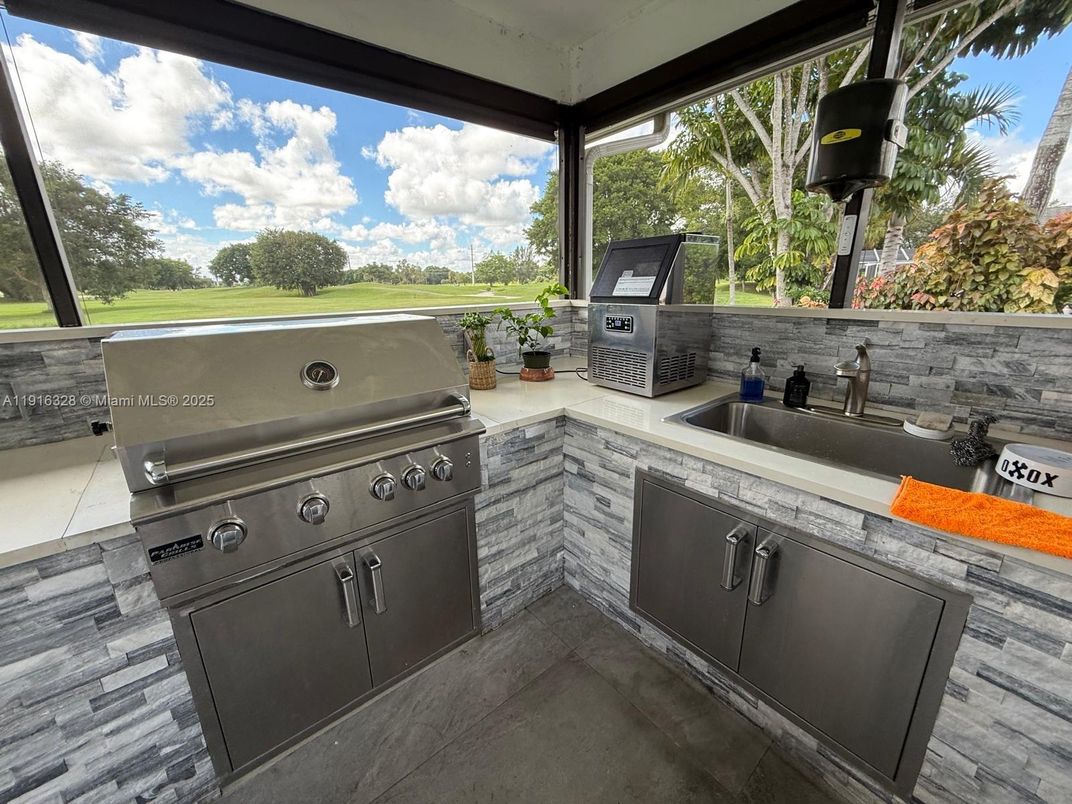Exterior, Outdoor Kitchen