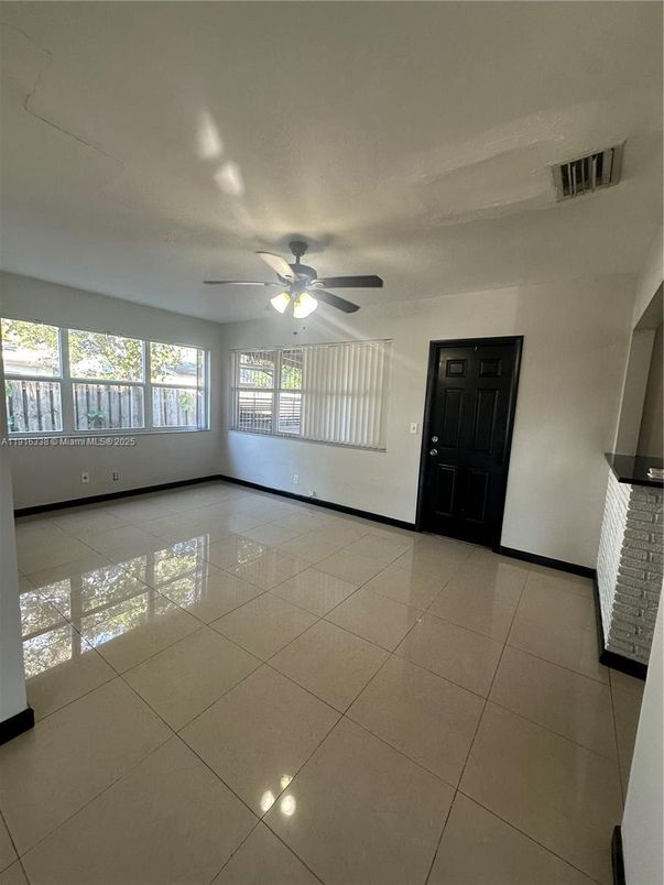 Empty room, Interior