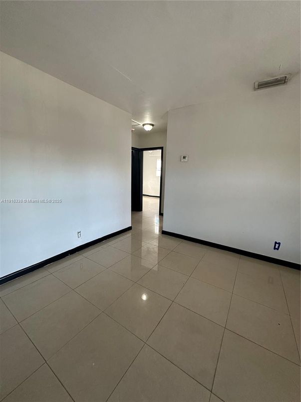 Empty room, Interior