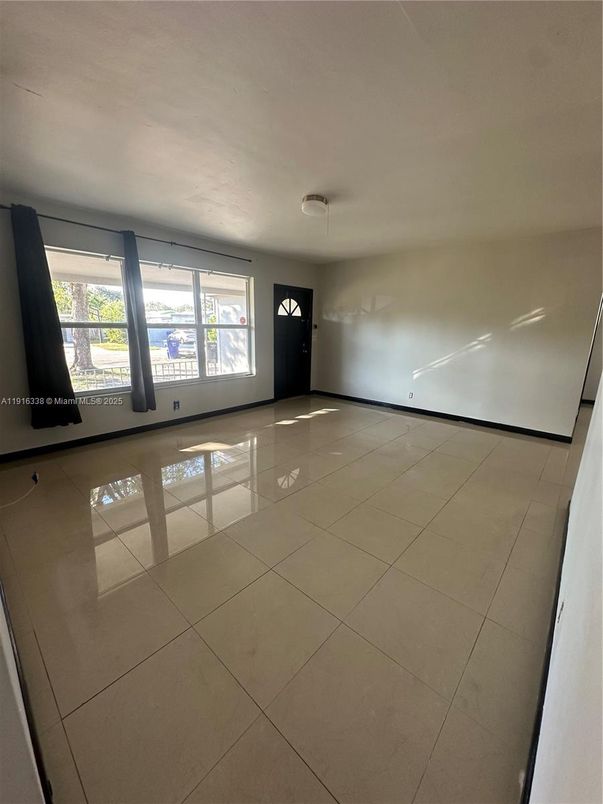 Empty room, Interior