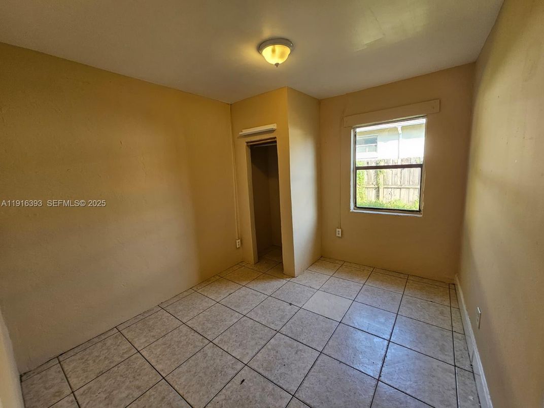 Empty room, Interior