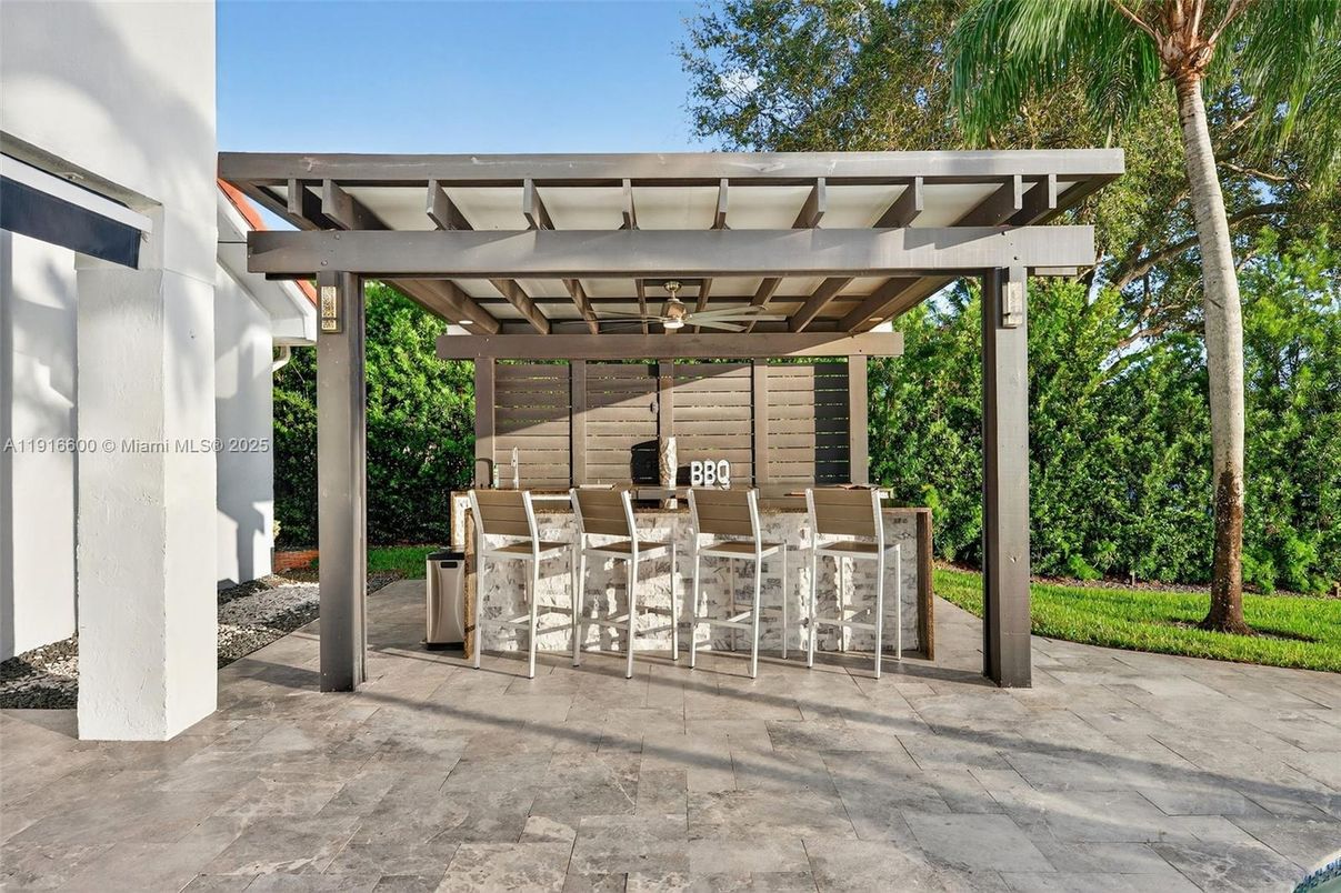 Exterior, Outdoor Kitchen