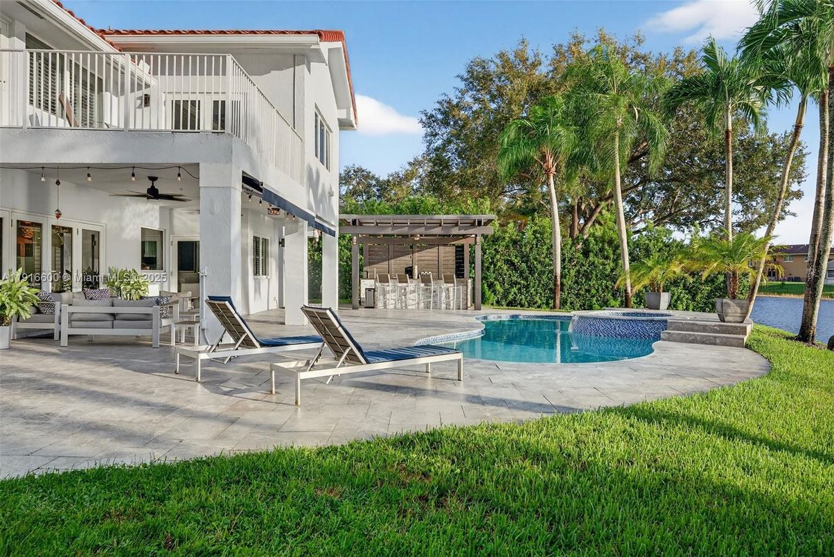 Exterior, Pool, Water